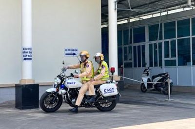 CSGT hỗ trợ mở đường đưa người uống nhầm hóa chất đi cấp cứu
