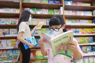 Bộ trưởng Hoàng Minh Sơn cam kết không để thiếu sách giáo khoa trong năm học tới
