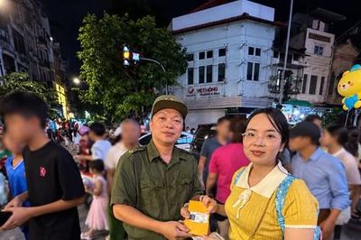 Kịp thời trao trả giấy tờ đánh rơi cho du khách tại chợ Trung thu phố cổ