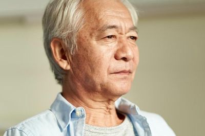 Để con nhận hộ lương hưu và lãi tiết kiệm, tôi phải xin từng đồng khi cần