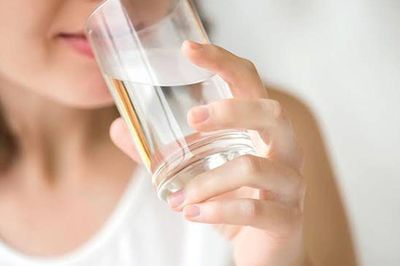 Uống một ly nước ấm mỗi sáng, người phụ nữ nhận được bất ngờ khi đi khám