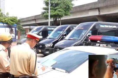 CSGT ghi hình, xử lý nghiêm lái xe limousine đón, trả khách sai quy định