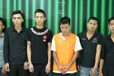 Giữ khẩn cấp 7 người trong vụ ô tô tông vào đám đông trước quán ăn