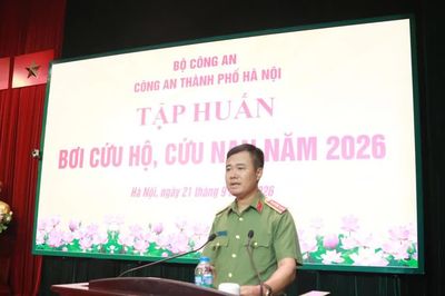 Trang bị kỹ năng bơi cứu hộ, cứu nạn cho cán bộ, chiến sĩ Công an Thủ đô