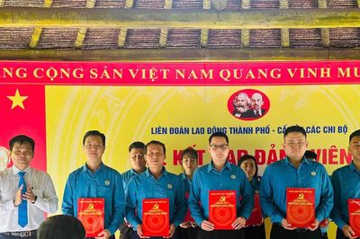Củng cố tổ chức Công đoàn, tăng cường phát triển Đảng trong công nhân