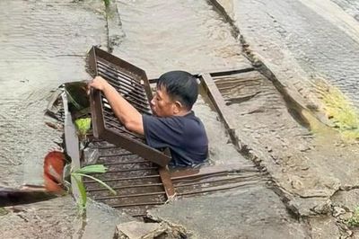 Trưởng thôn xuống cống ngụp lặn vớt rác giữa mưa lớn ở Đắk Lắk
