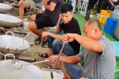 8 người đàn ông nấu cỗ cưới ở Phú Thọ