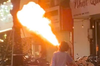 Nguy hiểm rình rập từ ngậm dầu phun lửa ở Hà Nội