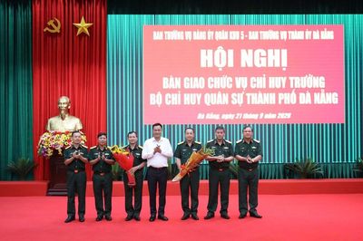 Bàn giao chức vụ Chỉ huy trưởng Bộ CHQS TP. Đà Nẵng