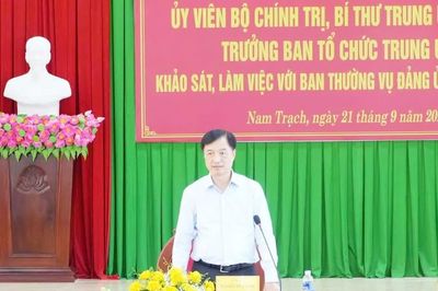 Đồng chí Nguyễn Duy Ngọc khảo sát mô hình chính quyền 2 cấp tại xã Nam Trạch, tỉnh Quảng Trị