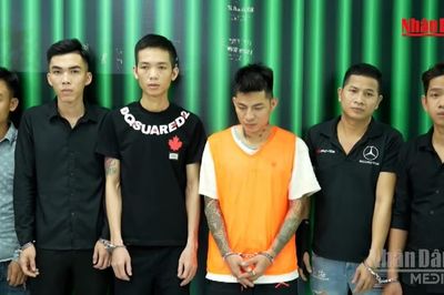 [Video] Giữ người khẩn cấp 7 người sau vụ ô tô tông nhóm người