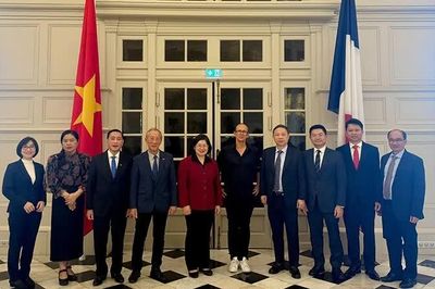 Đoàn công tác Thành ủy Thành phố Hồ Chí Minh làm việc tại Pháp và Hungary