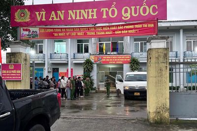 Công an xã đồng hành cùng đồng bào Gié-Triêng đi thi bằng lái