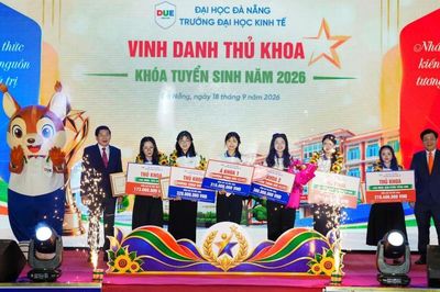 Hàng loạt suất học bổng ấn tượng tại Ngày hội vinh danh sinh viên xuất sắc và chào mừng tân sinh viên khóa 2026
