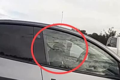 Điều gì xảy ra với một người ngủ gật khi xe đang chạy vận tốc 97km/h?