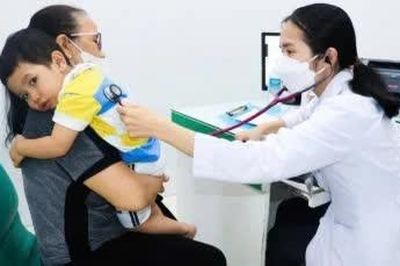Trẻ bệnh mùa mưa, 4 dấu hiệu cảnh báo trở nặng cha mẹ cần biết