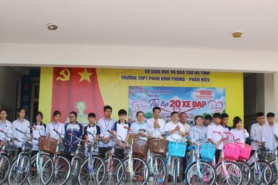 Báo GD&TĐ trao xe đạp, tiếp sức học sinh khó khăn Hà Tĩnh đến trường
