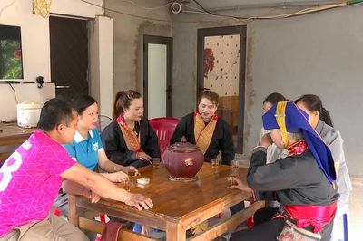 Vợ chồng trẻ dân tộc Dao đồng lòng vượt khó