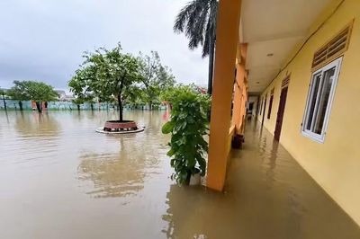 Nhiều tuyến đường tại Thanh Hóa, Nghệ An ngập, tắc