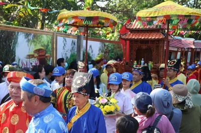 Không dùng công quỹ đi dự lễ hội, không mời cưới trong giờ làm việc