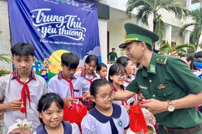 Bộ đội Biên phòng chung tay mang Tết Trung thu đến với trẻ em vùng biên