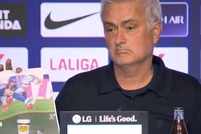 Mourinho in ảnh cầu thủ bị phạm lỗi để tố cáo trọng tài bắt trận Atletico vs Real Madrid