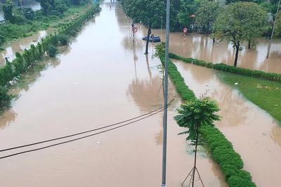 Đại lộ Thăng Long ngập sâu 1 m