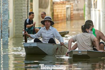 Đường biến thành sông, 'bến thuyền' xuất hiện giữa ngoại thành Hà Nội