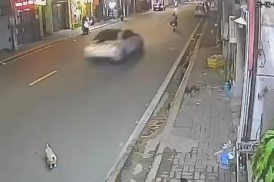 Truy tìm ô tô húc văng hai người đi xe máy ở TPHCM