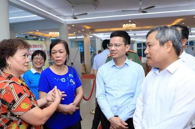 Chủ tịch Hà Nội chia sẻ với người dân Bồ Đề về quy hoạch sông Hồng