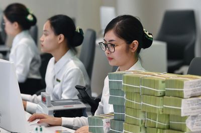 Ngân hàng lớn vung tay trả lãi cao, hút dòng tiền cấm rút ngang
