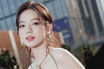 Lê Hạ Anh sau phim 700 tỷ được săn đón, ngày càng gợi cảm và không vội kết hôn