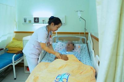 Dùng nước chanh chữa bệnh, người đàn ông hôn mê trong chuyến du lịch