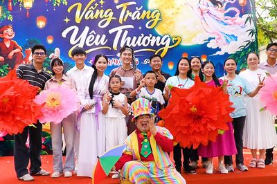 Hàng trăm bệnh nhi thích thú đón trung thu sớm tại bệnh viện