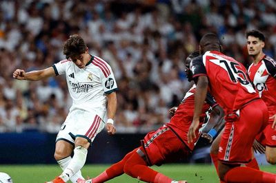 Mourinho chỉ trích trọng tài, Simeone phản ứng gắt