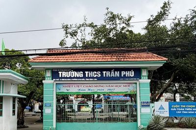 Công an xác minh vụ học sinh lớp 8 bị nhóm bạn đánh trước cổng trường