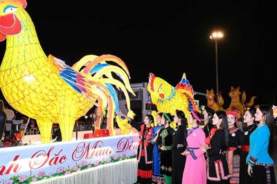 Mãn nhãn với 45 mô hình Trung thu trong đêm hội Thành Tuyên