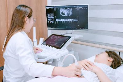 Người trẻ kết hôn muộn, chuyện sinh con tính như thế nào?