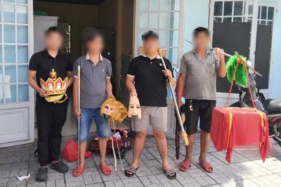 Công an làm việc với 4 người hóa trang 'thầy trò Đường Tăng' đi bộ trong làn ô tô