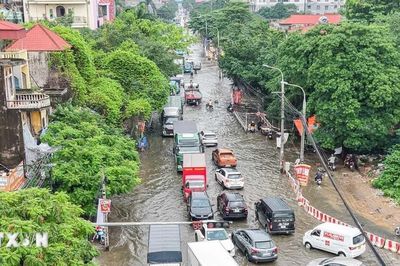 Hà Nội phân luồng giao thông qua các vị trí ngập úng ở xã Hạ Bằng, Hòa Lạc