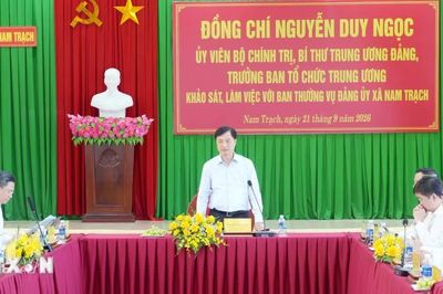 Đồng chí Nguyễn Duy Ngọc khảo sát mô hình chính quyền 2 cấp tại Nam Trạch