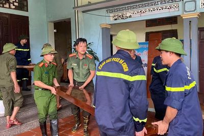 Sau lũ, người dân trở về dọn nhà, học sinh trở lại lớp
