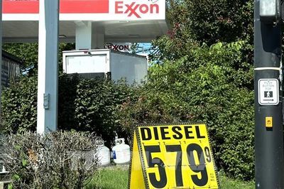 Giá dầu WTI giảm xuống dưới 100 USD/thùng