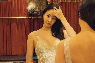 Kim Sa Rang gây xôn xao với loạt ảnh thử váy cưới ở New York