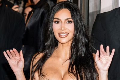 Kim Kardashian khoe dáng trong đầm da độc bản