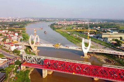 Cận cảnh cầu Đuống mới hợp long sau gần 3 năm thi công