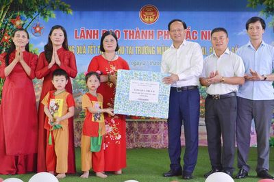 Phó Chủ tịch UBND thành phố Bắc Ninh Phạm Văn Thịnh tặng quà Tết Trung thu cho trẻ em Trường Mầm non Bồng Lai