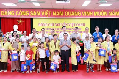 Chủ tịch HĐND thành phố Bắc Ninh Nguyễn Việt Oanh thăm, tặng quà người cao tuổi phường Đa Mai và Bệnh viện Sản - Nhi số 1