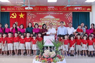 Phó Trưởng Đoàn đại biểu Quốc hội thành phố Bắc Ninh Trần Văn Tuấn tặng quà Tết Trung thu tại Trường Mầm non Yên Phong số 3