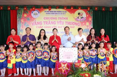 Phó Chủ tịch HĐND thành phố Nghiêm Xuân Hưởng tặng quà trẻ em Trường Mầm non Tự Lạn số 2